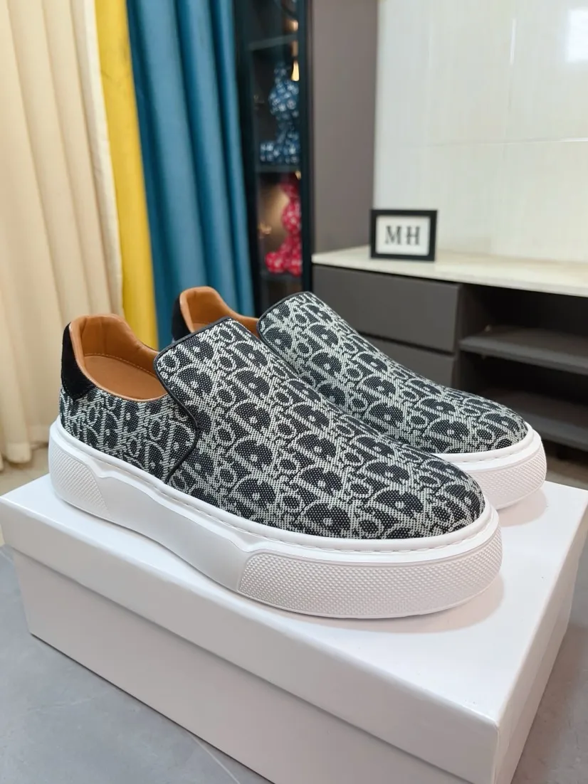 Men's men's shoes 💰380🌸🌸[Dior] 25ss new product B01 moral training shoes. The toe dimension design of the couple's style is a bit wider. The upper foot comfort is perfect. The threads are beautiful. Perfectly adaptable to trousers. Decorated with various classic details. It is an ideal choice for daily styling. Can be matched with various casual items to create exquisite looks. Fabric: top layer cowhide/lining sheepskin TPU original outsole Code number: 38-44, 45 customized